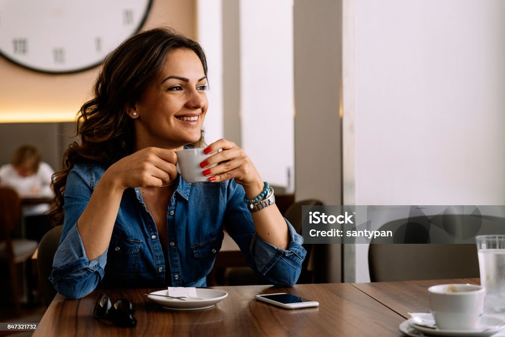 Belle femme tenant une tasse de café. - Photo de Café - Boisson libre de droits