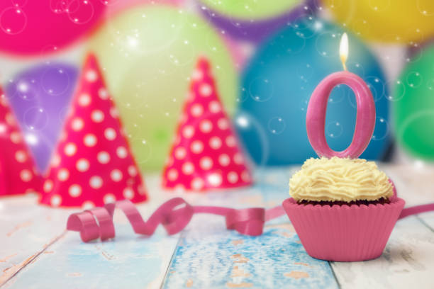 cupcake de cumpleaños con vela en la parte superior - 0 1 mes fotografías e imágenes de stock