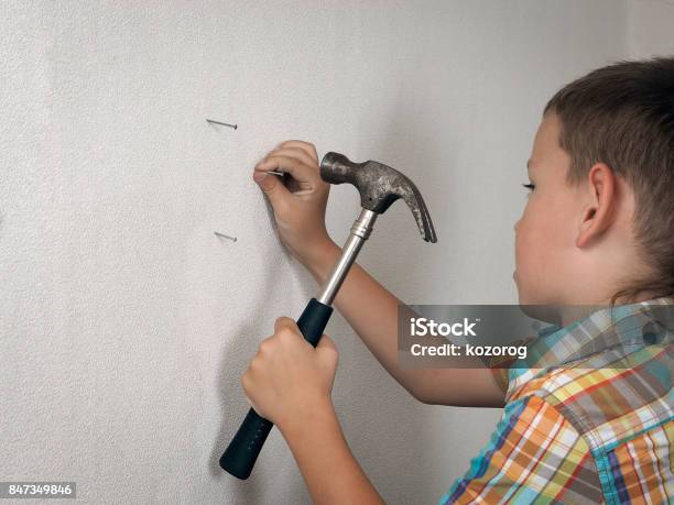 Cậu Bé Đang Dùng Búa Đập Một Cái Đinh Vào Tường Đứa Trẻ 6 Tuổi Vui Cậu Bé Đang Dùng Búa Đập Một Cái Đinh Vào Tường Đứa Trẻ 6 Tuổi Vui