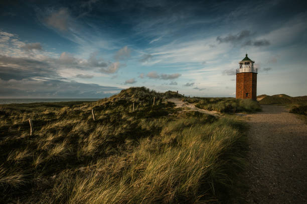 paisaje de costa con un faro, isla de sylt - amrum summer spring island fotografías e imágenes de stock