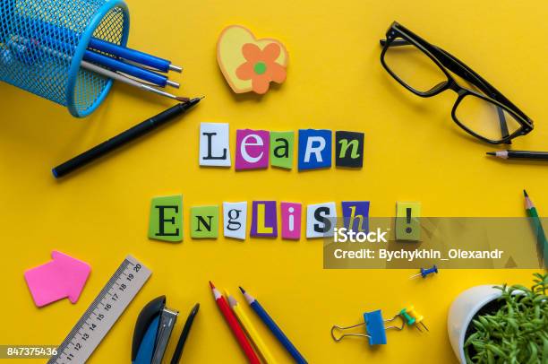 單詞學習英語用雕刻的字母 Onyellow 辦公桌與辦公室或學校用品 文具英語語言課程的概念 照片檔及更多 英語 照片 - 英語, 英國文化, 學習
