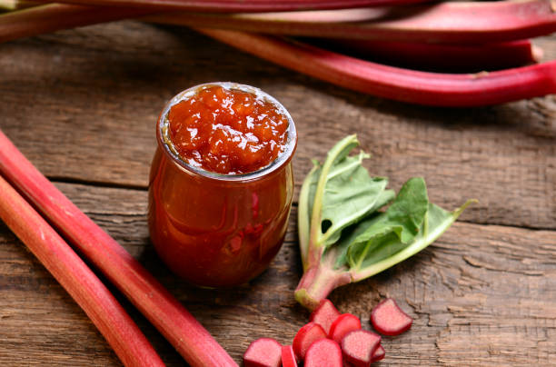 rhabarber-chutney - stewed fruit stock-fotos und bilder