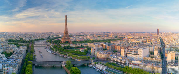 luftaufnahme von paris mit eiffelturm bei sonnenuntergang - panoramas stock-fotos und bilder
