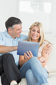 frau-und-mann-mit-tablet-pc-zusammen.jpg?b=1&s=170x170&k=20&c=old-6M_PjqxZ70d59FuhGiWsq124Y7CXz8Spd40C9aY=