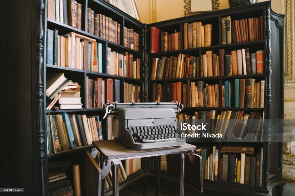 Innere des verlassenen verzierten Kolonialvilla mit Büchern und Schreibmaschine - Lizenzfrei Bibliothek Stock-Foto