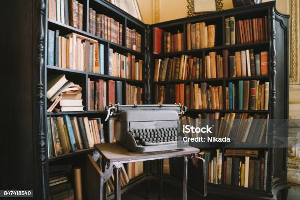 Innere Des Verlassenen Verzierten Kolonialvilla Mit Büchern Und Schreibmaschine Stockfoto und mehr Bilder von Bibliothek