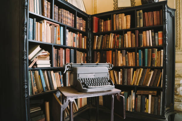interior de la abandonada villa colonial adornado con libros y máquina de escribir - colonial style fotos fotografías e imágenes de stock