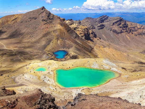 emerald lakes à tongariro national park nouvelle zélande - tongariro crossing photos et images de collection