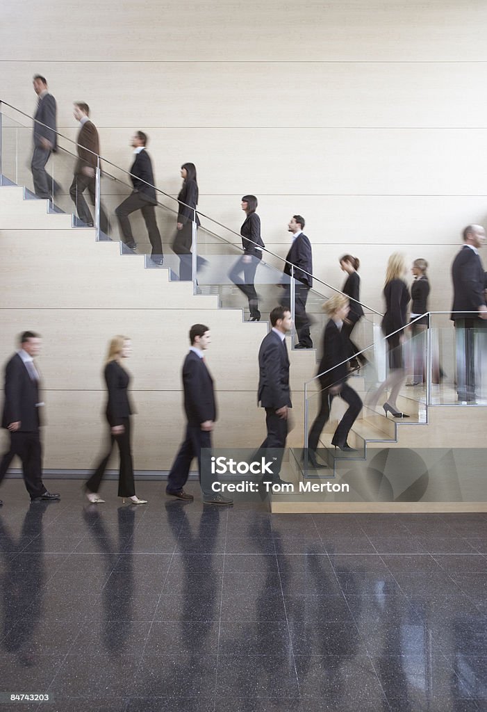 Empresários andar da escada de Escritório - Royalty-free Pessoas Foto de stock