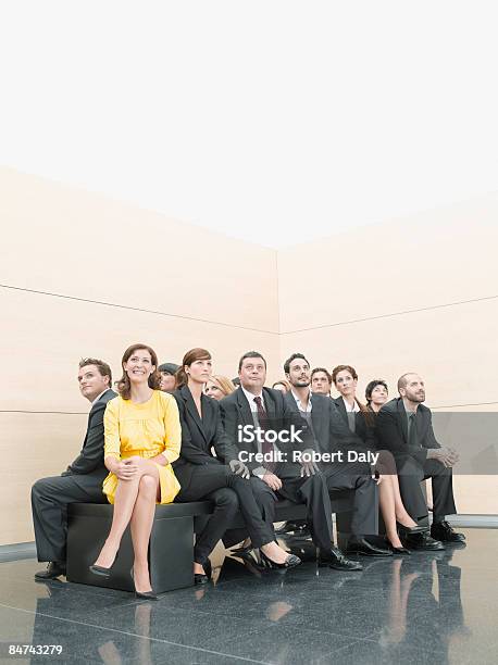 Деловых Людей Сидя На Переполненном Office Скамейке — стоковые фотографии и другие картинки Группа людей