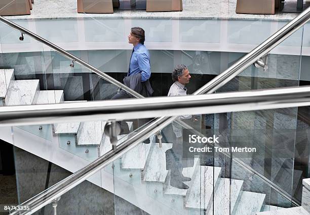 Photo libre de droit de Hommes Daffaires En Passant Par Les Escaliers banque d'images et plus d'images libres de droit de Escalier - Escalier, Se déplacer vers le bas, Monter