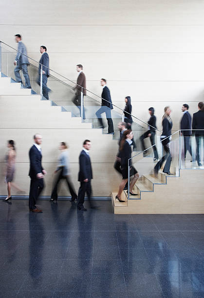 忙しいビジネスマンを歩くオフィスの階段 - contemporary men conformity clothing ストックフォトと画像