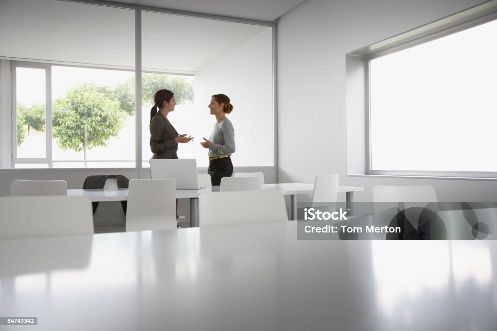 Femmes d'affaires en discussion dans le bureau - Photo de Bureau - Lieu de travail libre de droits