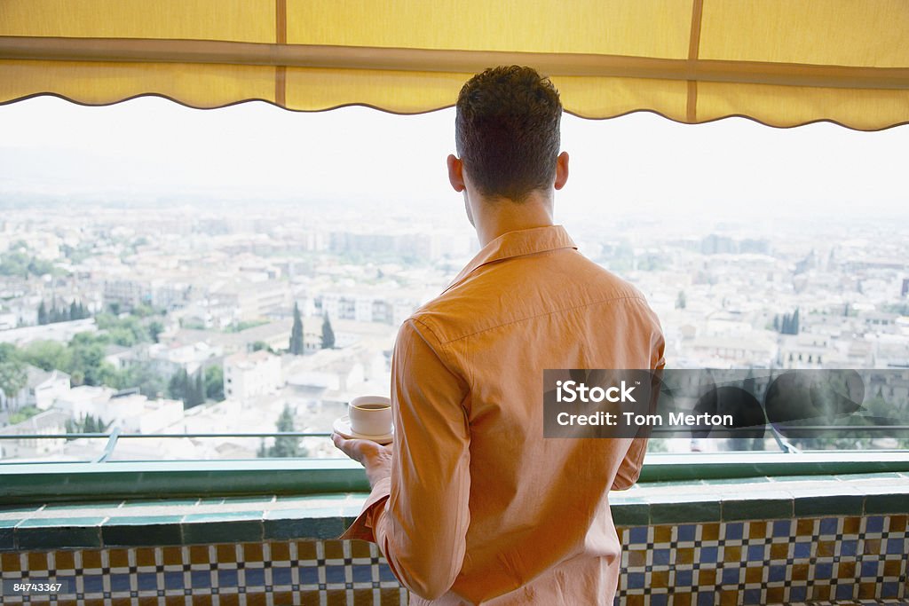 Mężczyzna picie espresso i podziwiając widok - Zbiór zdjęć royalty-free (20-24 lata)