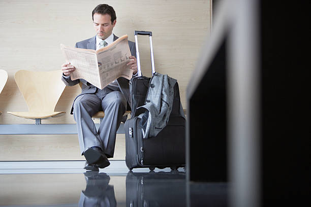 hombre de espera en el aeropuerto - airport newspaper travel business travel fotografías e imágenes de stock