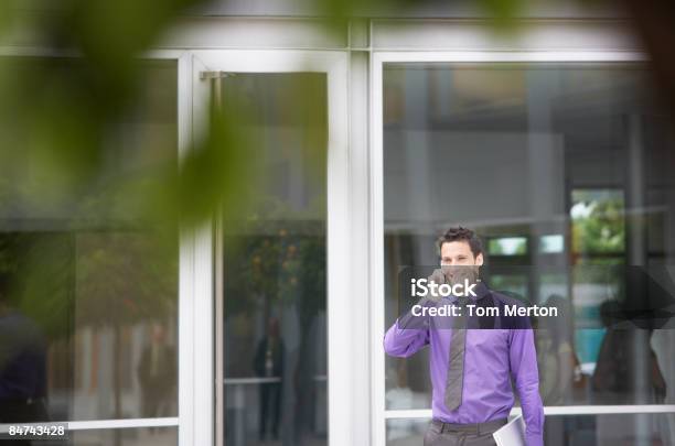 Uomo Daffari Parlando Sul Cellulare Allaperto - Fotografie stock e altre immagini di Viola - Colore - Viola - Colore, 25-29 anni, Abbigliamento elegante