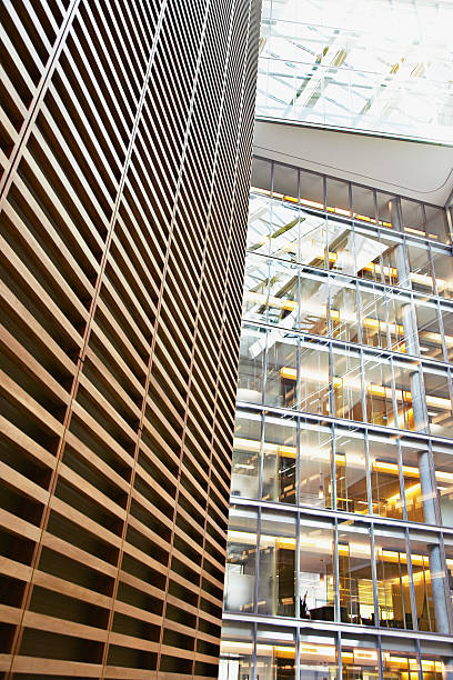 bureau moderne extérieur du bâtiment - atrium élément architectural photos et images de collection