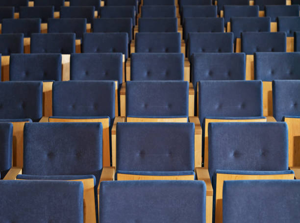 rangées de sièges vides dans la salle de conférence - empty seat photos et images de collection