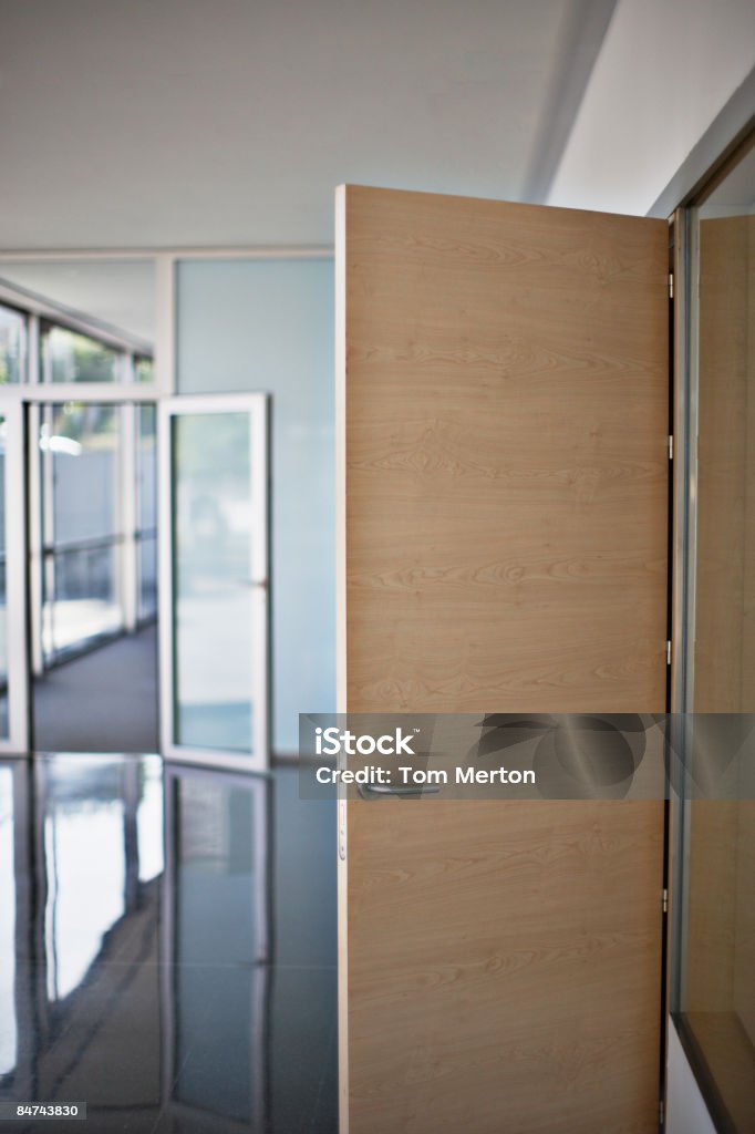 Abrir puertas en edificio de oficinas - Foto de stock de Puerta - Entrada libre de derechos