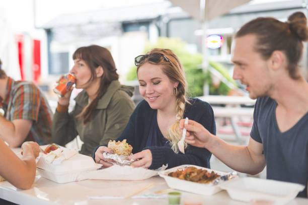 istock Food Cart Customers 847439172