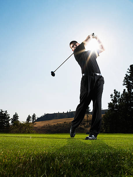 male golfer hitting tee shot - golf playing teeing off men photos et images de collection