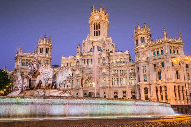 plaza de la cibeles (площадь кибеле) - центральное почтовое отделение (palacio de comunicaciones), мадрид, испания. - plaza de la cibeles стоковые фото и изображения