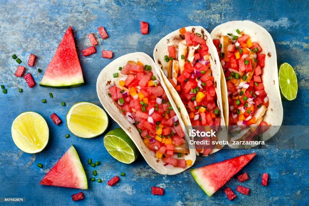 Tacos Mexicanos De Pollo A La Parrilla Con Salsa De Sandía Foto de stock y  más banco de imágenes de Sandía - iStock