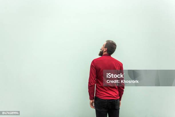 Vista Posterior De Un Empresario De Éxito Sobre Fondo Gris Buscando Y Soñando Foto de stock y más banco de imágenes de Espalda - Partes del cuerpo