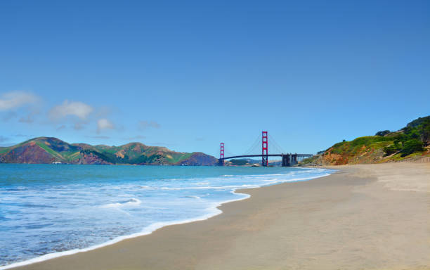 美しい海岸の風景、ビュー ゴールデン ゲート ブリッジ。 - golden gate bridge bridge san francisco county summer ストックフォトと画像