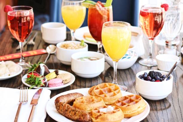 waffles, salsiccia e mimosa brunch - waffle breakfast food sweet food foto e immagini stock
