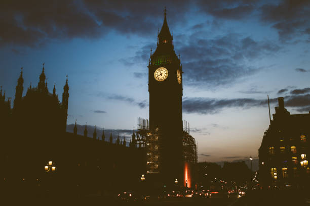 der londoner big ben bei nacht - london england victorian style big ben dark stock-fotos und bilder
