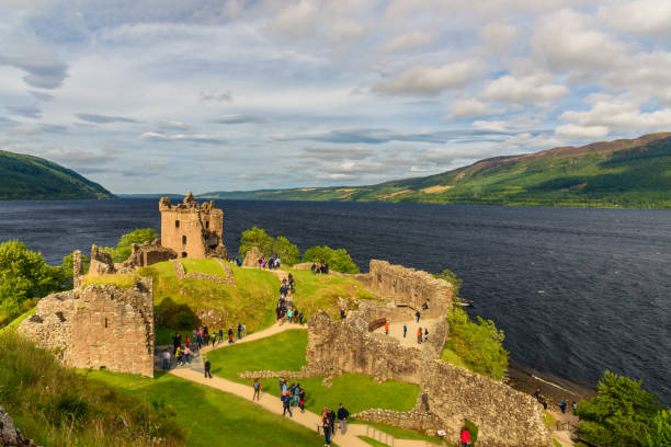 turistas visitam o castelo de urquhart escocês - scotland castle loch ness urquhart castle - fotografias e filmes do acervo