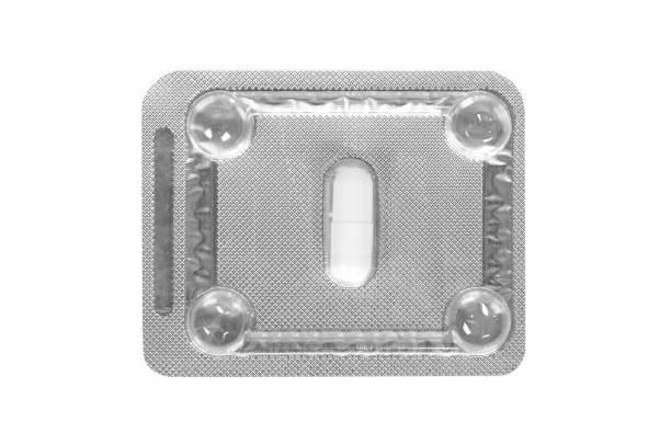 pílulas de remédios embaladas em blisters isolados no fundo branco - blister pack fotos - fotografias e filmes do acervo