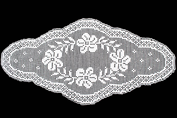 nappe de dentelle ovale blanche beauté isolée sur fond noir, site floral - pillow cushion embroidery homewares photos et images de collection