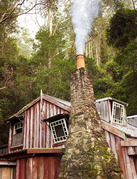 landhauses mit rauchen schornsteine pot - yarramalong stock-fotos und bilder