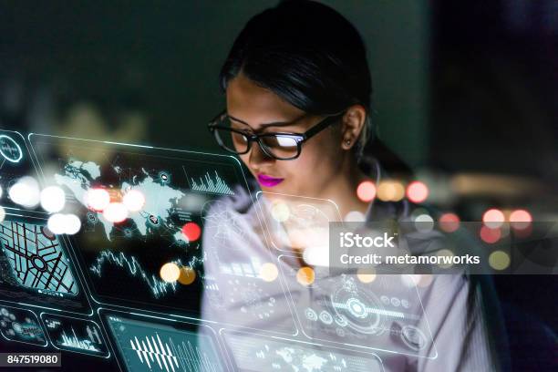 女性エンジニアは未来的なインターフェースの画面で様々 な情報を見るします - テクノロジーのストックフォトや画像を多数ご用意 - テクノロジー, データ, 女性