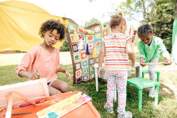 istock Outdoor art lesson for kids 847534910