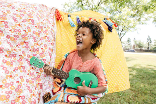 lezione d'arte all'aperto per bambini - sequenza di strumento musicale foto e immagini stock