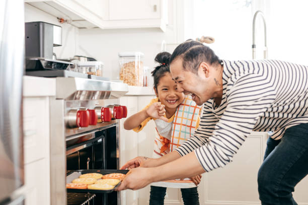 cuocere i biscotti con papà - home baking foto e immagini stock