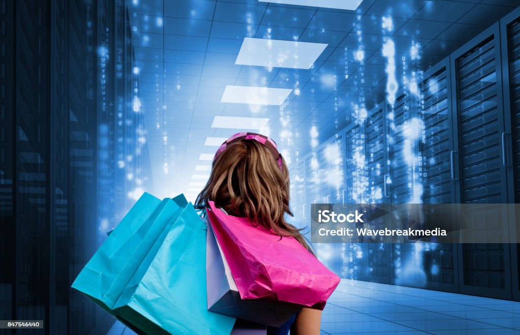 Mädchen mit Einkaufstüten, die an fallenden matrix - Lizenzfrei Einzelhandel - Konsum Stock-Foto