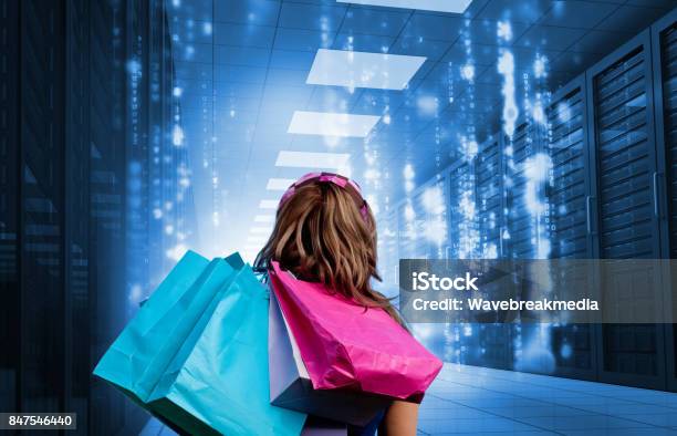 Mädchen Mit Einkaufstüten Die An Fallenden Matrix Stockfoto und mehr Bilder von Einzelhandel - Konsum - Einzelhandel - Konsum, Rechenzentrum, 25-29 Jahre