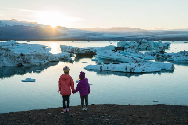 Traveling Iceland with kids Kids at Jokulsarlon Lagoon climate change stock pictures, royalty-free photos & images