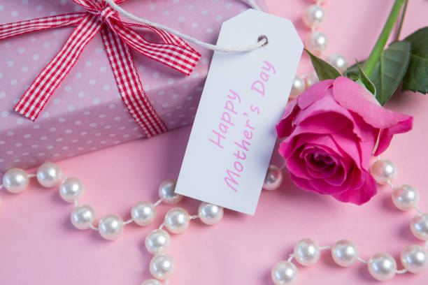 pink rose with gift and string of pearls and tag for mothers day - 4 string imagens e fotografias de stock