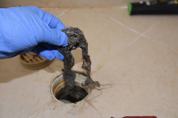 istock Removing hair from the sewage 847575162