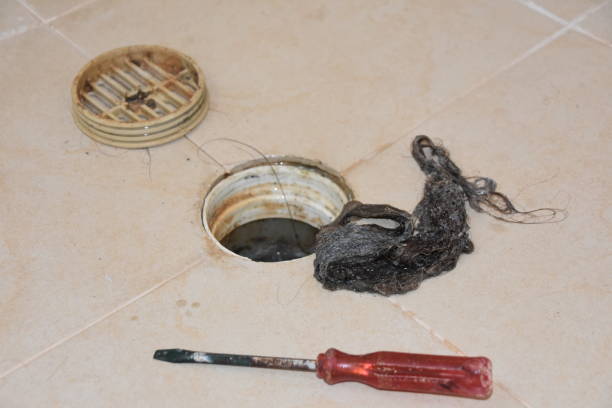 istock Removing hair from the sewage 847575182