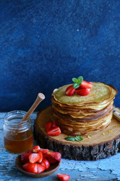 crepes con fragole e miele, primo piano alimentare - 13451 foto e immagini stock