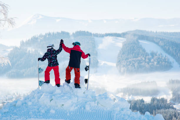 서로 멋진 관찰 눈 덮인 산 꼭대기 포즈 겨울 스노우 보드 후 휴식 보기의 높은 fiving 몇 개의 극단적인 사람들이 낭만적인 우정 여행도 주 - romance skiing ski resort couple 뉴스 사진 이미지