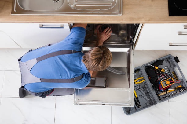 istock Man In Overall Repairing Dishwasher 847601576