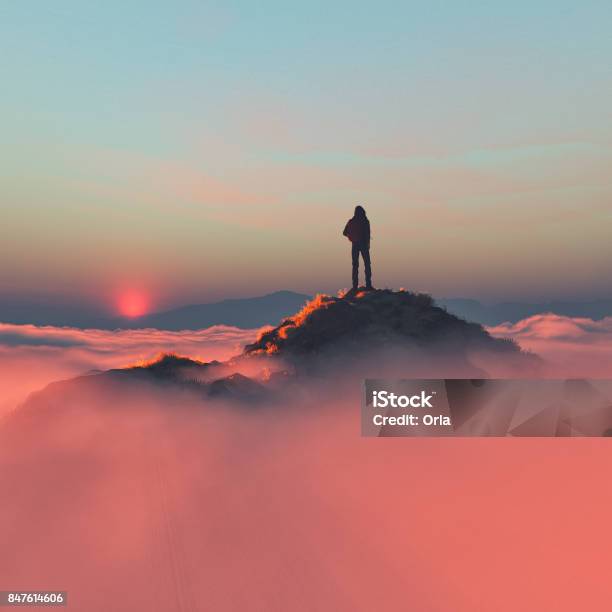 ハイカーの山 - 自然の景観のストックフォトや画像を多数ご用意 - 自然の景観, 山, あこがれ