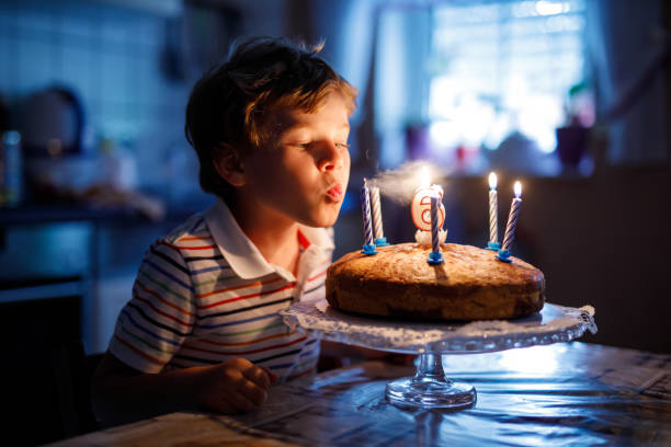 entzückende glücklich kleine kind blondschopf feiert seinen geburtstag. - six candles stock-fotos und bilder